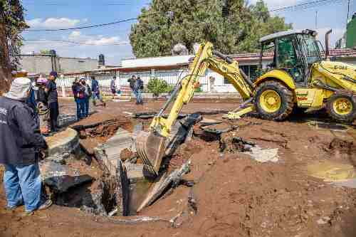 Contiene CAEM fuga de agua potable en el macrocircuito en Ecatepec